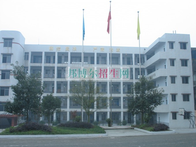南充信息工程職業(yè)學(xué)校2016年報名條件、招生對象