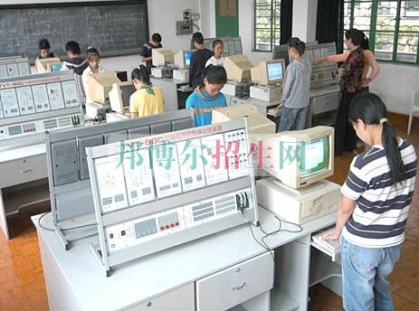 女生學應用電子技術(shù)