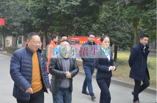 成都航空職業(yè)技術(shù)學院的專家領(lǐng)導蒞臨成都翔飛航空職業(yè)技術(shù)學校指導工作