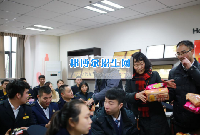 重慶公共運輸職業(yè)學院領(lǐng)導親切慰問我院2017年成都鐵路局重慶客運段春運志愿者