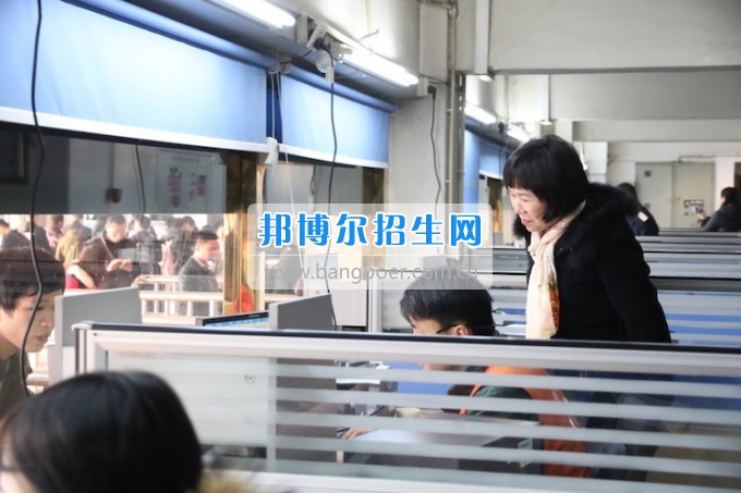重慶公共運輸職業學院領導親切慰問2014級車間實習志愿者