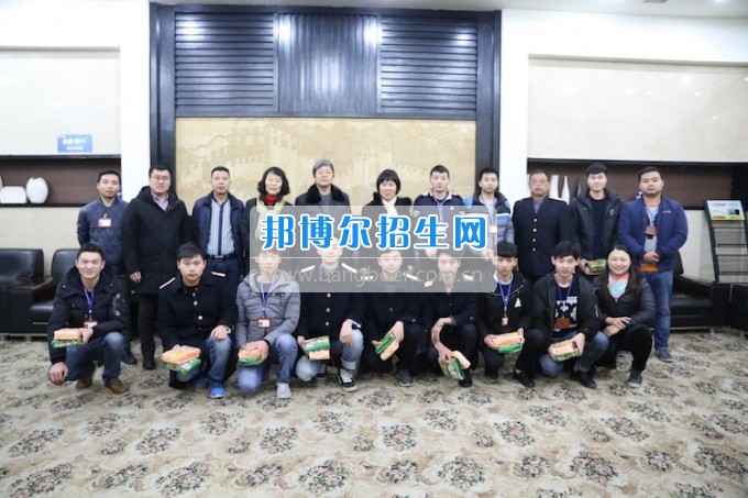 重慶公共運輸職業學院領導親切慰問2014級車間實習志愿者