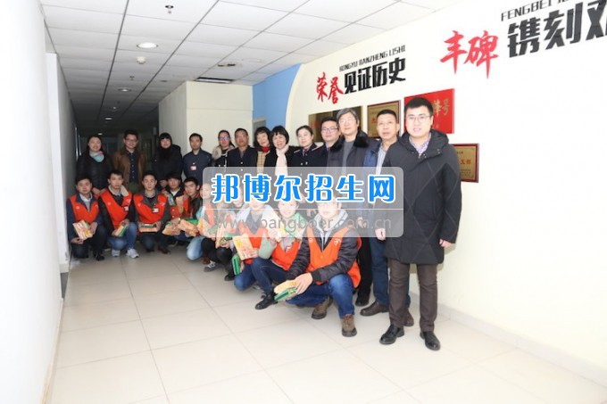 重慶公共運輸職業學院領導親切慰問2014級車間實習志愿者