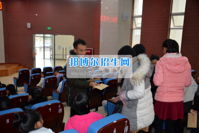 川南幼兒師范高等?？茖W校開展為困難學生送溫暖活動