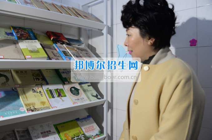 市委常委、宣傳部長潘梅到川南幼兒師范高等專科學(xué)校調(diào)研思想政治工作