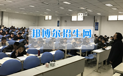 四川省弘博中等專業學校2017年教職工業務培訓結業考試順利舉行