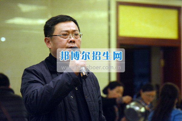 阿壩師范學院工會組織開展慶祝“三八”節登山活動