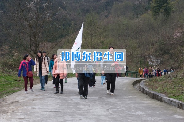 阿壩師范學院工會組織開展慶祝“三八”節登山活動