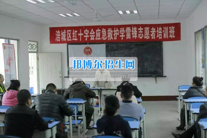 2017年涪城區紅十字會首屆應急救護學雷鋒志愿者培訓班在綿陽航空職業學校舉行