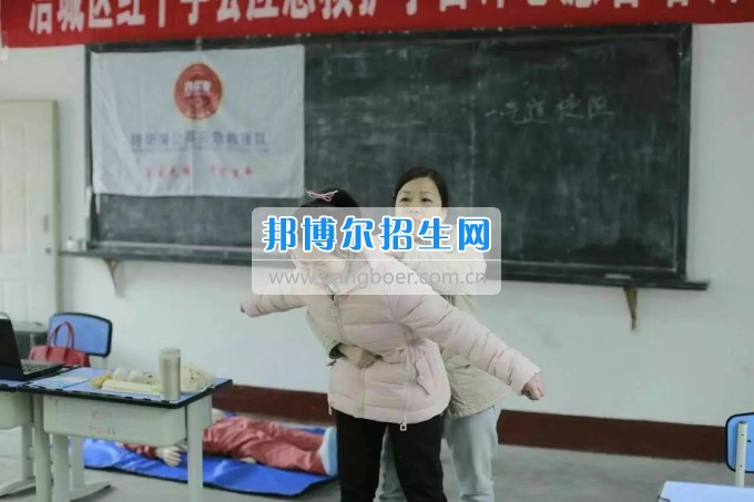 2017年涪城區紅十字會首屆應急救護學雷鋒志愿者培訓班在綿陽航空職業學校舉行