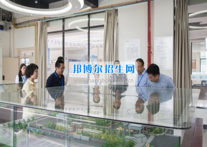 四川省一帶一路促進會會長林忠清一行來四川省經濟管理學校參觀考察，共同商建“一帶一路國際職業教育中心”