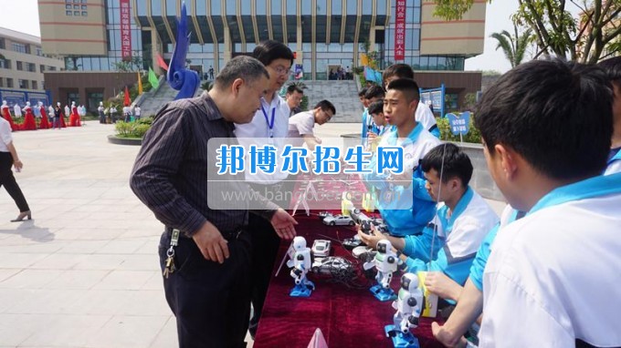 瀘州市職業(yè)技術學校舉行2017年職業(yè)教育活動周啟動儀式