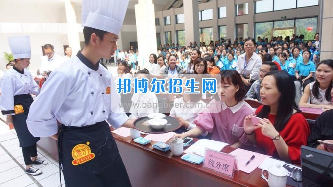 瀘州市職業(yè)技術學校舉行2017年職業(yè)教育活動周啟動儀式