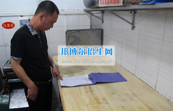 瀘州市安全交叉檢查工作組到瀘縣建筑職業中專學校檢查指導安全管理工作