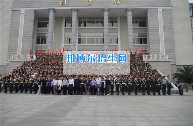 四川管理職業(yè)學(xué)院國旗隊(duì)參加四川省高校國旗護(hù)衛(wèi)隊(duì)會操交流活動  為慶祝中國人民解放軍建軍90周年，推進(jìn)西南地區(qū)高校國旗文化的發(fā)展，持續(xù)發(fā)揮升旗儀式的教育引導(dǎo)作用，深化愛國主義教育，5月20日，我院國旗隊(duì)?wèi)?yīng)邀參加了由四川大學(xué)錦城學(xué)院發(fā)起的會操交流活動。  全省28所高校的國旗護(hù)衛(wèi)隊(duì)，近千名國旗手齊聚一堂。在莊嚴(yán)的升旗儀式后，活動進(jìn)入會操展示環(huán)節(jié)。我院國旗隊(duì)邁著整齊劃一的步伐走過主席臺，展示出了優(yōu)秀的訓(xùn)練水平和昂揚(yáng)的精神風(fēng)貌。當(dāng)天下午，在四川大學(xué)錦城學(xué)院大禮堂舉行了“以我火紅青春、譜寫國旗禮贊”大學(xué)生升旗手文藝匯演。我院代表隊(duì)以優(yōu)雅的舞姿展現(xiàn)了大學(xué)生青春的風(fēng)采。表達(dá)了對祖國與學(xué)院的炙熱情感和嚴(yán)于律己的學(xué)習(xí)態(tài)度。  此次會操交流活動，加強(qiáng)了省內(nèi)各高校國旗護(hù)衛(wèi)隊(duì)間的聯(lián)系，弘揚(yáng)了愛國、愛旗、護(hù)旗的精神，獲得了寶貴的經(jīng)驗(yàn)，明確了努力的方向。我院國旗隊(duì)的隊(duì)員們紛紛表示：要肩負(fù)起捍衛(wèi)國旗尊嚴(yán)、宣傳國旗文化的神圣使命!