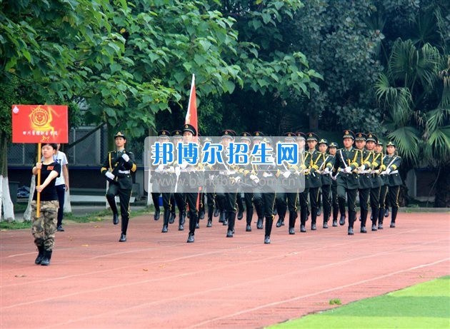 四川管理職業(yè)學(xué)院國旗隊(duì)參加四川省高校國旗護(hù)衛(wèi)隊(duì)會操交流活動  為慶祝中國人民解放軍建軍90周年，推進(jìn)西南地區(qū)高校國旗文化的發(fā)展，持續(xù)發(fā)揮升旗儀式的教育引導(dǎo)作用，深化愛國主義教育，5月20日，我院國旗隊(duì)?wèi)?yīng)邀參加了由四川大學(xué)錦城學(xué)院發(fā)起的會操交流活動。  全省28所高校的國旗護(hù)衛(wèi)隊(duì)，近千名國旗手齊聚一堂。在莊嚴(yán)的升旗儀式后，活動進(jìn)入會操展示環(huán)節(jié)。我院國旗隊(duì)邁著整齊劃一的步伐走過主席臺，展示出了優(yōu)秀的訓(xùn)練水平和昂揚(yáng)的精神風(fēng)貌。當(dāng)天下午，在四川大學(xué)錦城學(xué)院大禮堂舉行了“以我火紅青春、譜寫國旗禮贊”大學(xué)生升旗手文藝匯演。我院代表隊(duì)以優(yōu)雅的舞姿展現(xiàn)了大學(xué)生青春的風(fēng)采。表達(dá)了對祖國與學(xué)院的炙熱情感和嚴(yán)于律己的學(xué)習(xí)態(tài)度。  此次會操交流活動，加強(qiáng)了省內(nèi)各高校國旗護(hù)衛(wèi)隊(duì)間的聯(lián)系，弘揚(yáng)了愛國、愛旗、護(hù)旗的精神，獲得了寶貴的經(jīng)驗(yàn)，明確了努力的方向。我院國旗隊(duì)的隊(duì)員們紛紛表示：要肩負(fù)起捍衛(wèi)國旗尊嚴(yán)、宣傳國旗文化的神圣使命!