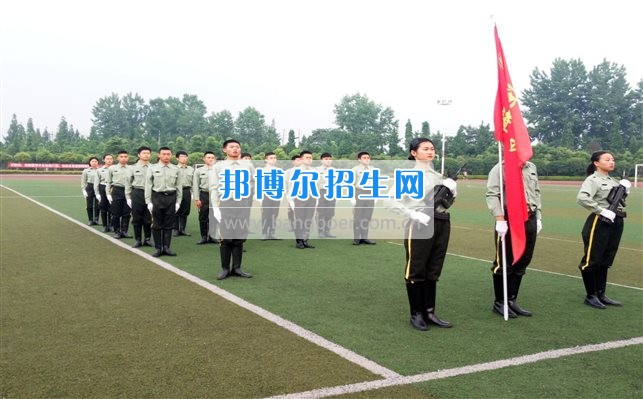 四川管理職業(yè)學(xué)院國旗隊(duì)參加四川省高校國旗護(hù)衛(wèi)隊(duì)會操交流活動  為慶祝中國人民解放軍建軍90周年，推進(jìn)西南地區(qū)高校國旗文化的發(fā)展，持續(xù)發(fā)揮升旗儀式的教育引導(dǎo)作用，深化愛國主義教育，5月20日，我院國旗隊(duì)?wèi)?yīng)邀參加了由四川大學(xué)錦城學(xué)院發(fā)起的會操交流活動。  全省28所高校的國旗護(hù)衛(wèi)隊(duì)，近千名國旗手齊聚一堂。在莊嚴(yán)的升旗儀式后，活動進(jìn)入會操展示環(huán)節(jié)。我院國旗隊(duì)邁著整齊劃一的步伐走過主席臺，展示出了優(yōu)秀的訓(xùn)練水平和昂揚(yáng)的精神風(fēng)貌。當(dāng)天下午，在四川大學(xué)錦城學(xué)院大禮堂舉行了“以我火紅青春、譜寫國旗禮贊”大學(xué)生升旗手文藝匯演。我院代表隊(duì)以優(yōu)雅的舞姿展現(xiàn)了大學(xué)生青春的風(fēng)采。表達(dá)了對祖國與學(xué)院的炙熱情感和嚴(yán)于律己的學(xué)習(xí)態(tài)度。  此次會操交流活動，加強(qiáng)了省內(nèi)各高校國旗護(hù)衛(wèi)隊(duì)間的聯(lián)系，弘揚(yáng)了愛國、愛旗、護(hù)旗的精神，獲得了寶貴的經(jīng)驗(yàn)，明確了努力的方向。我院國旗隊(duì)的隊(duì)員們紛紛表示：要肩負(fù)起捍衛(wèi)國旗尊嚴(yán)、宣傳國旗文化的神圣使命!