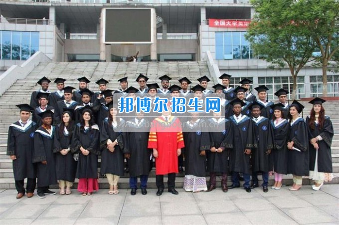學校國際教育交流學院舉行2011級留學生畢業典禮