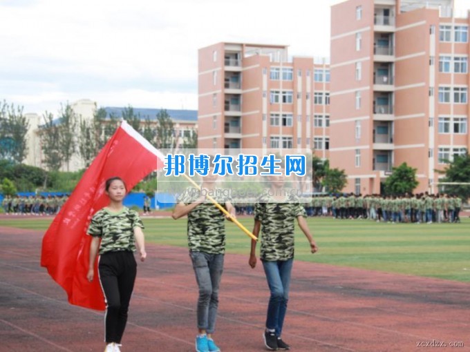 西昌現代職業技術學校舉行2017級新生軍訓閱兵式暨軍訓表彰大會