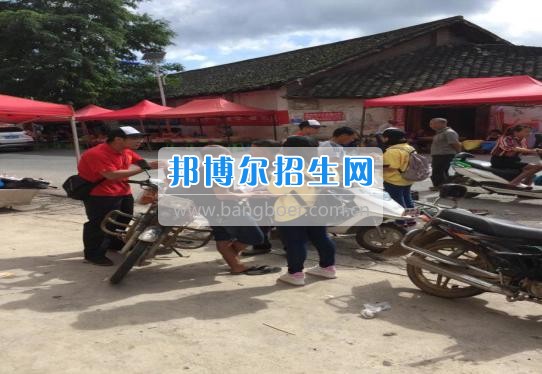 貴州大學(xué)科技學(xué)院暑期社會(huì)實(shí)踐服務(wù)團(tuán)好花紅分隊(duì)深入九門(mén)村、金田村、好花紅村開(kāi)展禁毒防艾宣傳