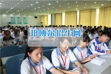 閬中師范學(xué)校落實教育扶貧為貧困學(xué)生發(fā)放生活補助