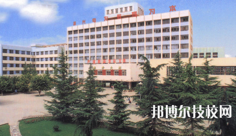 知道一所學(xué)校的名字，但是最基本的學(xué)校簡介是必須了解的，選學(xué)校不能初心，畢竟是關(guān)系到自己的將來。以下是小編整理的蘭州電力學(xué)校介紹。  蘭州電力學(xué)校層次：中專  蘭州電力學(xué)校性質(zhì)：公辦  蘭州電力學(xué)校地址：蘭州市安寧區(qū)萬新北路  蘭州電力學(xué)校介紹 蘭州電力學(xué)校坐落于蘭州安寧區(qū)，環(huán)境優(yōu)美，教學(xué)設(shè)施齊全。蘭州電力學(xué)校、甘肅電業(yè)職工中等專業(yè)學(xué)校、甘肅電力繼續(xù)教育中心三塊牌子，一套機構(gòu)，分署辦公，甘肅電力黨校掛靠在學(xué)校。  十幾年來，蘭州電力學(xué)校先后招收國家任務(wù)生、社會委培生、市場調(diào)節(jié)生等類學(xué)生，為社會和系統(tǒng)培養(yǎng)畢業(yè)生3104名，為甘肅電力系統(tǒng)和農(nóng)電系統(tǒng)培訓(xùn)學(xué)員近16000人。 經(jīng)過十幾年、尤其是90年代中后期的迅速發(fā)展，學(xué)校已經(jīng)成為甘肅省中專學(xué)校的佼佼者，建有一座中型實習(xí)工廠，有計算機多媒體教室、電子閱覽室等18個實驗室和校園計算機網(wǎng)絡(luò)。學(xué)校曾經(jīng)和現(xiàn)設(shè)置的專業(yè)有發(fā)電廠及電力系統(tǒng)、電廠熱能動力設(shè)備、電廠化學(xué)、建筑工程估價、用電管理、計算機應(yīng)用、財務(wù)會計、城鎮(zhèn)供用電、農(nóng)村供用電、制冷與空調(diào)安裝、電力營銷、電氣技術(shù)、電子電器、輸配電線路施工檢修與運行、水利水電工程技術(shù)、文化藝術(shù)等近二十個專業(yè)。學(xué)制有大中專二年半、在職中專三年、普通中專四年和