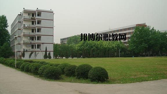 四川省工業(yè)貿(mào)易學(xué)校2020年報(bào)名條件、招生要求、招生對(duì)象