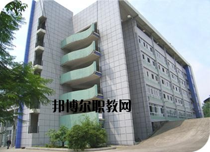東興區(qū)東方科技職業(yè)技術(shù)學(xué)校2020年報(bào)名條件、招生要求、招生對象