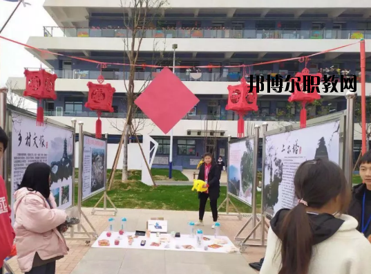 每一所學(xué)校開設(shè)的專業(yè)都是不一樣的，這是因為學(xué)校在一開始的時候所擁有辦學(xué)條件就是不一樣的。有的學(xué)校之所以可以開設(shè)這個專業(yè)，那是因為學(xué)校擁有這方面的教學(xué)資源，例如教學(xué)設(shè)施、師資力量等等，而不具備這個條件的話，學(xué)校也是不能開設(shè)該專業(yè)的。  信豐星泓職業(yè)學(xué)校招生專業(yè) 機(jī)電技術(shù)應(yīng)用、食品生物工藝、旅游服務(wù)與管理、電子商務(wù)、計算機(jī)平面設(shè)計。  信豐星泓職業(yè)學(xué)校簡介 江西信豐星泓職業(yè)學(xué)校位于江西省信豐縣工業(yè)園新陽路，是江西新泓教育投資有限公司投資三個億精心建造的重慶市行知教育集團(tuán)傾情打造的高檔次教育產(chǎn)業(yè)園，2019年7月竣工，2019年8月25日開學(xué)。  信豐星泓職業(yè)學(xué)校辦學(xué)條件 學(xué)校占地面積173畝，校舍建筑面積40000平方米，學(xué)校教學(xué)科研設(shè)備總值達(dá)2000多萬元，開設(shè)的專業(yè)有：食品生物工藝、計算機(jī)平面設(shè)計、機(jī)電技術(shù)應(yīng)用(工業(yè)機(jī)器人)、旅游服務(wù)與管理、電子商務(wù)。  小編總結(jié) 看過信豐星泓職業(yè)學(xué)校開設(shè)的專業(yè)以后，同學(xué)們有沒有找到自己喜歡的專業(yè)呢?我們可以看到這所學(xué)校開設(shè)的專業(yè)包括有機(jī)電技術(shù)應(yīng)用、食品生物工藝、旅游服務(wù)與管理、電子商務(wù)、計算機(jī)平面設(shè)計等，都是在當(dāng)下比較熱門的專業(yè)，是比較好就業(yè)的。