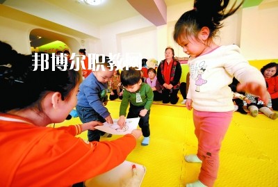 隨著二胎政策的放寬，我國(guó)新生兒的數(shù)量明顯增多，這也說(shuō)明，在未來(lái)的很長(zhǎng)一段時(shí)間里，幼師都是一個(gè)非常受歡迎的行業(yè)，而四川是座發(fā)展迅速，有深厚文化底蘊(yùn)的城市，自然是受到很多同學(xué)喜愛(ài)，近日，就會(huì)問(wèn)小編關(guān)于四川讀幼師學(xué)校好不好?那接下來(lái)，小編就給大家介紹一下四川幼師學(xué)校，如果你有更多疑問(wèn)，歡迎點(diǎn)擊右側(cè)的咨詢欄與我們交流。  四川讀幼師的就業(yè)前景 就業(yè)容易，畢業(yè)學(xué)生不愁“嫁”盡管當(dāng)前就業(yè)形勢(shì)嚴(yán)峻，各地大學(xué)生就業(yè)難度大，但許多城市的學(xué)前教育專業(yè)畢業(yè)生并未受影響，反而逆勢(shì)上漲，待遇也比往年有所提高。近年來(lái)，由于幼兒園發(fā)展的需要，很多單位幼兒教師奇缺，連男老師也變得搶手起來(lái)。學(xué)前、初教專業(yè)畢業(yè)生不愁“嫁”，甚至有很多幼教機(jī)構(gòu)到學(xué)校預(yù)約、搶簽畢業(yè)生，幼教人才受歡迎程度可見(jiàn)一斑。  四川讀幼師的優(yōu)勢(shì) 幼教項(xiàng)目的穩(wěn)定性強(qiáng)，不受市場(chǎng)沖擊，打造終身產(chǎn)業(yè)。現(xiàn)階段，無(wú)論是從國(guó)家教育改革發(fā)展的全局出發(fā)，還是從目前有關(guān)民辦學(xué)前教育的法律法規(guī)政策等方面來(lái)看，民辦學(xué)前教育發(fā)展?jié)摿Χ际志薮蟆Ｆ浯危删妥优磥?lái)。選擇了幼教工作，可以讓我們更懂得如何教育子女，對(duì)自己未來(lái)孩子接收良好的家庭教育有著十分重要的促進(jìn)作用。女性投身幼教行業(yè)后，長(zhǎng)期接受最先進(jìn)的幼教理念和適合中國(guó)幼兒的各類課程，繼而在對(duì)自己子女的教育觀念和方法上也會(huì)更科學(xué)，為孩子今后的發(fā)展奠定更好的基礎(chǔ)。  德陽(yáng)科貿(mào)職業(yè)學(xué)院幼師升學(xué)班學(xué)前教育專業(yè)介紹 本專業(yè)順應(yīng)國(guó)家“幼有所育”學(xué)前教育決策和學(xué)前教育專業(yè)人才極度短缺的社會(huì)需求而設(shè)，是一個(gè)綜合性較強(qiáng)的專業(yè)，涵蓋0-6歲兒童的教育，作為人生起點(diǎn)教育的學(xué)前教育專業(yè)對(duì)人的一生的發(fā)展和教育起著重要的奠基作用。本專業(yè)緊密對(duì)接各級(jí)各類幼兒園和早期教育機(jī)構(gòu)等實(shí)施合作辦學(xué)、合作育人，強(qiáng)化“四能”特長(zhǎng)(彈唱、舞蹈、美術(shù)、游戲)、“五會(huì)”素養(yǎng)(保育、保健、教育、溝通、管理)，致力于培養(yǎng)新時(shí)代“有愛(ài)心、有耐心、有恒心、有責(zé)任心”的學(xué)前教育人才。  培養(yǎng)目標(biāo)：本專業(yè)培養(yǎng)以立德樹(shù)人為己任，具有良好的職業(yè)道德、專業(yè)素養(yǎng)、協(xié)作精神、溝通能力和創(chuàng)新意識(shí)，擁有先進(jìn)的幼兒教育理念，具有較扎實(shí)的學(xué)前教育的專業(yè)知識(shí)與專業(yè)技能，具備較強(qiáng)的幼兒保教能力，從事幼兒園教育教學(xué)、保育保健工作的高素質(zhì)應(yīng)用型人才。  核心課程：學(xué)前教育學(xué)、學(xué)前兒童心理學(xué)、幼兒游戲理論與實(shí)踐、幼兒行為觀察、幼兒園五大領(lǐng)域教育、學(xué)前衛(wèi)生學(xué)、聲樂(lè)、鋼琴、舞蹈、美術(shù)、幼兒歌曲彈唱、幼兒舞蹈創(chuàng)編、幼兒園班級(jí)管理、幼兒手工、家庭教育等。  職業(yè)前景：習(xí)近平總書(shū)記在“黨的十九大”上指出：“增進(jìn)民生福祉是發(fā)展的根本目的。必須多謀民生之利、多解民生之憂，在發(fā)展中補(bǔ)齊民生短板、促進(jìn)社會(huì)公平正義，在幼有所育、學(xué)有所教上不斷取得新進(jìn)展。”  2019年教育部《2018年全國(guó)教育事業(yè)發(fā)展統(tǒng)計(jì)公報(bào)》顯示，2018年全國(guó)共有幼兒園26.67萬(wàn)所，比上年增加1.17萬(wàn)所，增長(zhǎng)4.60%; 在園幼兒4656.42萬(wàn)人，比上年增加56.28萬(wàn)人;學(xué)前教育毛入園率達(dá)到81.7%，比上年提高2.1%，且0-6歲兒童超過(guò)1億，幼兒園專任教師258.14萬(wàn)人。按照國(guó)家對(duì)學(xué)前教育師幼比(1:5)的規(guī)定，幼兒園專任教師的缺口高達(dá)673萬(wàn)多。學(xué)前教育專業(yè)人才就業(yè)前景非常廣闊。  就業(yè)崗位：幼兒園教師、幼兒保育員、幼兒保健教師、早期教育教師。  獲取資格證書(shū)：幼兒園教師資格證、普通話水平證書(shū)(二甲及以上)  專業(yè)實(shí)訓(xùn)室：幼兒保育實(shí)訓(xùn)室、幼兒衛(wèi)生保健實(shí)訓(xùn)室、仿真幼兒園、幼兒手工制作實(shí)訓(xùn)室、幼兒美術(shù)實(shí)訓(xùn)室、聲樂(lè)實(shí)訓(xùn)室、形體舞蹈實(shí)訓(xùn)室、鋼琴實(shí)訓(xùn)室、游戲與感統(tǒng)實(shí)訓(xùn)室、繪本實(shí)訓(xùn)室、蒙臺(tái)梭利教育實(shí)訓(xùn)室、奧爾夫音樂(lè)實(shí)訓(xùn)室等。  專業(yè)實(shí)踐基地：廣漢市第三幼兒園、廣漢市雒城鎮(zhèn)第四幼兒園、廣漢市西外中心幼兒園、德陽(yáng)市旌南幼兒園、德陽(yáng)市黃河?xùn)|路幼兒園、四川師范大學(xué)實(shí)驗(yàn)幼兒園、四川師范大學(xué)附屬啟夏幼兒園、成都市武侯區(qū)福錦幼兒園、崇州市虹橋歡樂(lè)谷幼兒園、岳池知恩行幼兒園、西充縣青葵幼兒園等。  上面關(guān)于四川讀幼師學(xué)校好不好?小編介紹了，小編覺(jué)得不管是讀什么學(xué)校都是要從多方面來(lái)考慮的，要看行業(yè)的發(fā)展前景怎么樣，還要看這個(gè)專業(yè)到底適不適合自己，就好像幼師學(xué)校，一定要學(xué)好小孩子才可以去讀，因?yàn)檫@個(gè)專業(yè)將來(lái)出來(lái)不管做什么工作，都是要和小朋友待在一起的。如有更多問(wèn)題，歡迎咨詢邦博爾網(wǎng)。