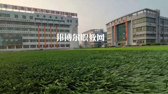 問：珠海索卡科技技工學(xué)校怎么樣、好不好?  答:珠海市索卡科技技工學(xué)校是經(jīng)珠海市人力資源和社會(huì)保障局批準(zhǔn)成立，廣東索卡集團(tuán)有限公司創(chuàng)辦的以培養(yǎng)中級(jí)技術(shù)人才為主的全日制中等技工學(xué)校。學(xué)校位于粵港澳大灣區(qū)的珠海市后花園高欄港經(jīng)濟(jì)區(qū)平沙鎮(zhèn)，是2020年珠海市西部地區(qū)僅有的一所中等職業(yè)學(xué)校。學(xué)校被列為廣東省足球協(xié)會(huì)(珠海)培訓(xùn)實(shí)驗(yàn)基地、珠海市新型技能人才培訓(xùn)基地，珠海市國防與公共安全體驗(yàn)基地。  珠海索卡科技技工學(xué)校就業(yè) 學(xué)校堅(jiān)持校企合作的辦學(xué)思路，采取訂單式的人才培養(yǎng)模式，與省市足協(xié)和部分省內(nèi)外高等院校、眾多優(yōu)質(zhì)企業(yè)建立了校企合作關(guān)系，學(xué)生就業(yè)率保持在100%。索卡集團(tuán)以“體育+旅游”產(chǎn)業(yè)開發(fā)為核心，多元化經(jīng)營，業(yè)務(wù)覆蓋體育、游艇、教育、酒店、醫(yī)療、康復(fù)康養(yǎng)、產(chǎn)業(yè)科研、商業(yè)運(yùn)營、資本投資等領(lǐng)域，2019年正在珠海市平沙鎮(zhèn)投資建設(shè)“索卡國際足球小鎮(zhèn)”項(xiàng)目，計(jì)劃總投資60億元人民幣。  珠海索卡科技技工學(xué)校 學(xué)校規(guī)劃占地面積205畝，現(xiàn)有建筑面積約3萬平方米，環(huán)境優(yōu)美，交通便利，教學(xué)生活設(shè)施齊全，是一所獨(dú)具特色的技工學(xué)校。學(xué)校建有標(biāo)準(zhǔn)足球場、籃球場、排球場、羽毛球場、乒乓球場等活動(dòng)場所。有教學(xué)樓、實(shí)訓(xùn)樓、學(xué)生公寓樓、學(xué)術(shù)報(bào)告廳、學(xué)生社團(tuán)活動(dòng)中心等教育教學(xué)生活場所。  珠海索卡科技技工學(xué)校管理 學(xué)校管理科學(xué)規(guī)范，采取全封閉軍事化管理模式。學(xué)校有一支既能從事理論教學(xué)，又能指導(dǎo)實(shí)訓(xùn)的“雙師型”隊(duì)伍。學(xué)校堅(jiān)持“以就業(yè)為導(dǎo)向、以服務(wù)為宗旨、以質(zhì)量求生存、以管理樹形象、以特色謀發(fā)展，達(dá)到學(xué)生、家長、用人單位滿意”的辦學(xué)理念，根據(jù)市場需求，對(duì)接企業(yè)建專業(yè)，對(duì)接崗位設(shè)課程，根據(jù)興趣選專業(yè)，與就業(yè)市場緊密對(duì)接。  我們的起點(diǎn)可能很低，但我們要有扭轉(zhuǎn)局面的能力，努力把自己的成績提升上去，很多的學(xué)校都是看重統(tǒng)招的分?jǐn)?shù)線的，只有把自己的學(xué)習(xí)提升上了了，你在考試中才能夠游刃有余，一次考試定乾坤，最后選擇有優(yōu)勢的學(xué)校。