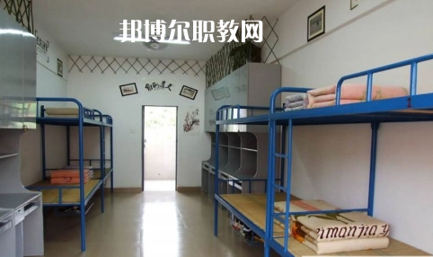 貴定縣技工學(xué)校報(bào)名條件、招生要求、招生對(duì)象是什么要求呢?每一個(gè)學(xué)校在招收學(xué)生的時(shí)候都是會(huì)有自己的要求的，同學(xué)們?cè)谡覍W(xué)校的時(shí)候也特別的擔(dān)心自己能不能符合到學(xué)校，小編就遇到很多這樣的學(xué)生來(lái)問(wèn)，為了幫助同學(xué)們了解，小編就來(lái)整理一下學(xué)校這方面的要求。  貴定縣技工學(xué)校招生對(duì)象和條件 具有本縣戶籍井且參加當(dāng)年中招考試，品德合格、身體健康，自愿報(bào)名的應(yīng)屆初中畢業(yè)生     貴定縣技工學(xué)校錄取方式 根據(jù)當(dāng)年高中錄取分?jǐn)?shù)線下浮50分以內(nèi)，錄滿名額為止。  貴定縣技工學(xué)校就讀形式 第一學(xué)年在貴定職校就讀，開(kāi)設(shè)普通高中一年級(jí)課程，適當(dāng)增加職業(yè)技能基礎(chǔ)課。一年后通過(guò)參加由貴定一中統(tǒng)一組織的選拔考試，按比例分流到貴定一中就讀。也可根據(jù)自己的意向選擇我校專業(yè)就讀，走技能成才之路，通過(guò)備考后報(bào)讀高職院校。  貴定縣技工學(xué)校校企合作 為貫徹落實(shí)好國(guó)家關(guān)于加強(qiáng)東西部扶貧協(xié)作的要求，進(jìn)一步加強(qiáng)職業(yè)教育東西協(xié)作，發(fā)揮職業(yè)教育助推脫貧攻堅(jiān)的重要作用。5月7日，副縣長(zhǎng)荊茂團(tuán)、政府辦副主任韋凱倫、扶貧辦副主任蔡健一行，來(lái)到貴定職校開(kāi)展關(guān)于廣州市南沙區(qū)“美的集團(tuán)”專項(xiàng)結(jié)對(duì)幫扶調(diào)研會(huì)議，貴定縣人力資源和社會(huì)保障局副局長(zhǎng)、黨組副書(shū)記、貴定職校校長(zhǎng)周傳德同志、副校長(zhǎng)羅連慧等參加了會(huì)議。  會(huì)上，荊茂團(tuán)副縣長(zhǎng)首先指出：要貫徹好國(guó)家“東西協(xié)作”的要求，落實(shí)好東部地區(qū)幫助西部地區(qū)盡快實(shí)現(xiàn)全面脫貧的工作，他強(qiáng)調(diào)，在職業(yè)教育上解決學(xué)生就業(yè)問(wèn)題是關(guān)鍵。他還向貴定職校校長(zhǎng)周傳德同志提出希望：希望貴定職校能輸送專業(yè)性強(qiáng)的學(xué)生到廣州市南沙區(qū)“美的集團(tuán)”工作，解決學(xué)生就業(yè)難的問(wèn)題。隨后，周校長(zhǎng)向荊副縣長(zhǎng)匯報(bào)了我校當(dāng)前面臨的**困難是缺乏專業(yè)教師和教學(xué)設(shè)施設(shè)備，希望廣州方面能夠給予幫助。  荊副縣長(zhǎng)立即表示：廣州市南沙區(qū)“美的集團(tuán)”會(huì)派相關(guān)的專業(yè)人員到貴定職校進(jìn)行培訓(xùn)和指導(dǎo)，并希望我校派出相關(guān)專業(yè)教師到美的集團(tuán)進(jìn)行交流學(xué)習(xí)，目的是加快校企合作的廣度與深度，促進(jìn)教學(xué)、師資隊(duì)伍質(zhì)量的全面提升，提高就業(yè)簽約率與對(duì)口率;如果我校與“美的集團(tuán)”確定校企合作關(guān)系后，“美的集團(tuán)”將會(huì)給學(xué)校提供相關(guān)的專業(yè)設(shè)施設(shè)備，開(kāi)展師資能力培訓(xùn)等，以提高專業(yè)的教育教學(xué)質(zhì)量，真正實(shí)現(xiàn)“一人就業(yè)、全家脫貧”。  小編為同學(xué)們整理了關(guān)于學(xué)校的招生條件這些，實(shí)際上正常畢業(yè)的同學(xué)基本都是可以就讀的，只是在學(xué)習(xí)專業(yè)的時(shí)候同學(xué)們需要慎重一點(diǎn)，有的專業(yè)是有專業(yè)要求的，那個(gè)就必須符合，因?yàn)殛P(guān)系到今后的就業(yè)的情況的，小編建議同學(xué)們?nèi)绻_實(shí)是要就讀職校的話都要提前一點(diǎn)選擇好。