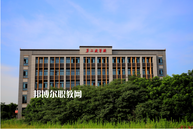 重慶工貿高級技工學校2022年報名條件、招生要求、招生對象