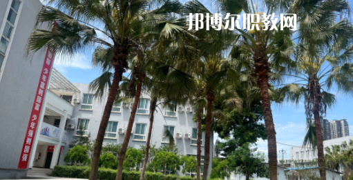 成都光華技工學(xué)校地址在哪里，哪個(gè)地區(qū)，哪個(gè)城市?