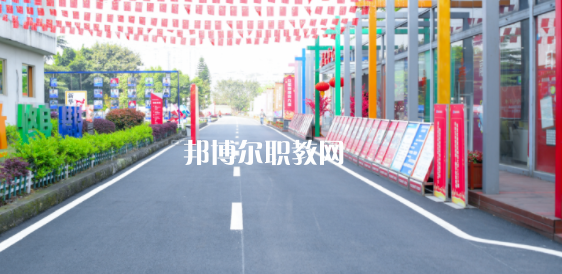 重慶新華電腦學(xué)校地址在哪里，哪個地區(qū)，哪個城市?