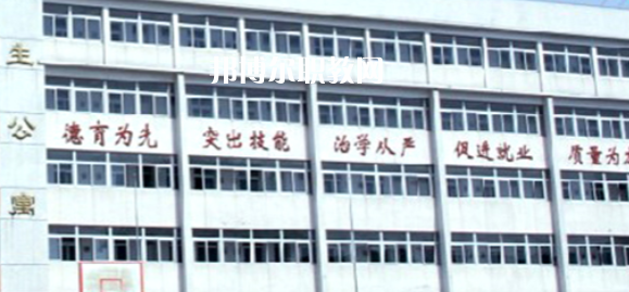 南京市公用事業(yè)技工學(xué)校學(xué)費：*********，具體各專業(yè)學(xué)費明細(xì)如下，希望對大家有幫助，邦博爾小編整理的南京市公用事業(yè)技工學(xué)校學(xué)費信息僅供參考，如有變動，以學(xué)校官方最新消息為準(zhǔn)。  一、南京市公用事業(yè)技工學(xué)校學(xué)費多少錢(學(xué)費明細(xì)) 1、南京市公用事業(yè)技工學(xué)校各專業(yè)學(xué)費收費標(biāo)準(zhǔn)  2、南京市公用事業(yè)技工學(xué)校住宿費標(biāo)準(zhǔn)：500元/學(xué)年  3、南京市公用事業(yè)技工學(xué)校資助政策  學(xué)校嚴(yán)格按物價局核定的標(biāo)準(zhǔn)收費，在校生享受政府免學(xué)費政策。符合條件的優(yōu)秀學(xué)生和貧困生，按規(guī)定享受國家勵志獎學(xué)金和助學(xué)金。  學(xué)校實行獎學(xué)金制度，對比亞迪冠名班，開沃集團(tuán)南京金龍冠名班，天泓冠名班和品學(xué)兼優(yōu)的優(yōu)秀學(xué)生給予獎勵。  二、南京市公用事業(yè)技工學(xué)校簡介 多年來，學(xué)校與一百多家企事業(yè)單位建立了用人協(xié)作關(guān)系，為畢業(yè)生建立了暢通的就業(yè)渠道，部分專業(yè)已采用“定單式定向委培”輸送就業(yè)。  2004年以來，每年就業(yè)率始終在98.5%以上，畢業(yè)生就業(yè)去向主要為公交行業(yè)，如南京公交、中北巴士、新城巴士等;  汽車制造行業(yè)，如南京南汽集團(tuán)MG汽車制造公司、南京長安汽車制造公司等;  汽車銷售(4S店)和維修行業(yè)如江蘇天泓汽車服務(wù)有限公司、南京朗馳集團(tuán)有限公司和江蘇省外事旅游汽車公司汽車修理總廠、南京新港汽車維修公司等。