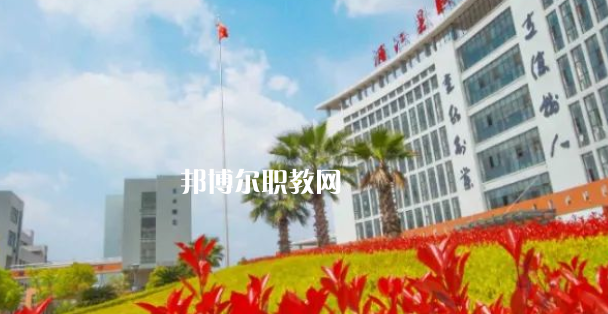 浦江縣職業技術學校招生計劃人數根據專業不同，計劃也是不同的，例如：幼兒保育招生40人，學前教育招生57人，普職融通招生150人，工藝美術招生150人，淘寶美工招生40人，等等，邦博爾小編為大家整理了浦江縣職業技術學校招生計劃人數詳細內容，信息僅供參考，如有變動，以學校官方最新消息為準。  一、浦江縣職業技術學校招生計劃一覽表 二、浦江縣職業技術學校招生情況 1、浦江縣職業技術學校招生條件、要求  遵紀守法、熱愛勞動、文明禮貌、樸實誠信;  無疾病、無傳染病、無慢性病史、無犯罪史、無嚴重違紀史;  身體健康，學生品行端正。  2、浦江縣職業技術學校招生對象  招收應屆、歷屆初中畢業及以上文化程度的學生  三、浦江縣職業技術學校簡介 學校有全國職教名師、省特級教師、大師名家、省市教壇新秀、省技術能手、市學科帶頭人40多人。智慧校園管理系統、體育館、圖書館、電子閱覽室、校內外實訓基地等，教學設施一應俱全。  學校設有浦江縣職業技能培訓中心和職業技能鑒定中心。  四、浦江縣職業技術學校口碑 校友評價：浦江縣職業技術學校辦學特色鮮明，教學設施一應俱全，為本地經濟建設和社會發展培養高技能人才。  校友評價：浦江縣職業技術學校教學設備比較齊全，老師工作認真，領導班子心齊。