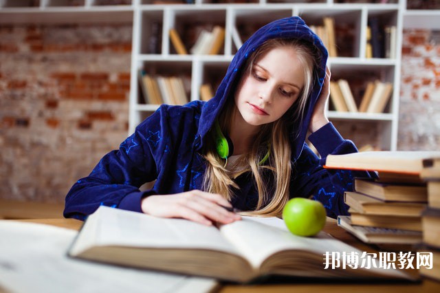 湖南哪里的中專學校能讀服裝設計與工藝專業專業