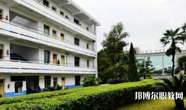 自貢2025年沒有畢業證可以讀鐵路學校嗎
