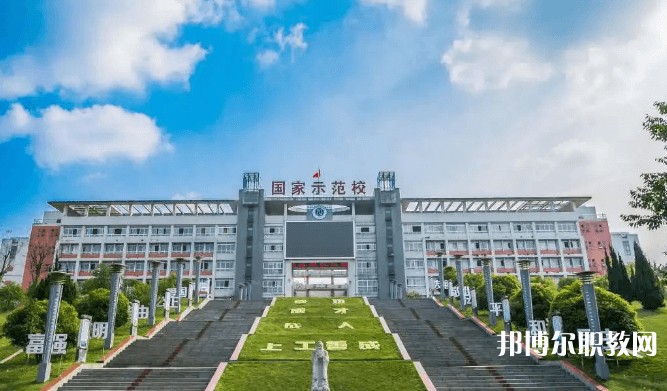 自貢2025年男生上什么鐵路學校比較好