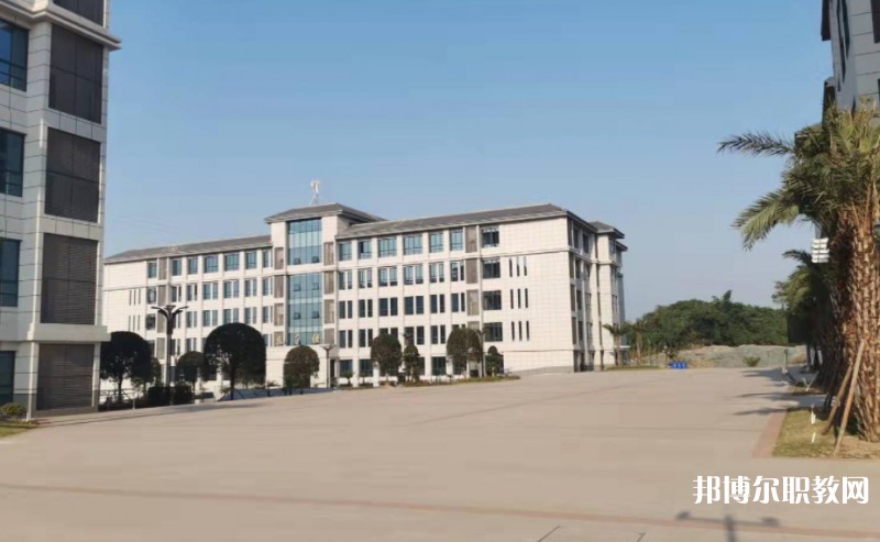 自貢2025年女生上什么鐵路學校比較好