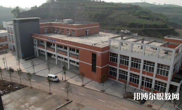 自貢2025年鐵路學(xué)校中專升大?？际裁? width=